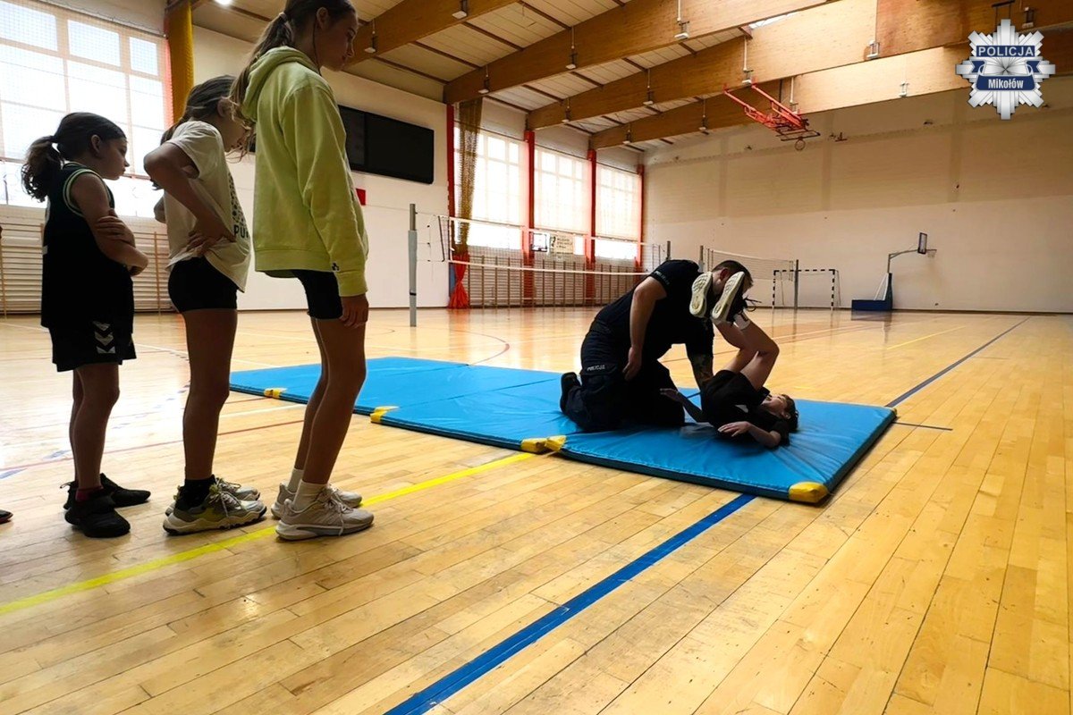 Bezpieczne Ferie 2026 w Mikołowie. Policjanci spotkali się z dziećmi w MOSiR / fot. KPP Mikołow