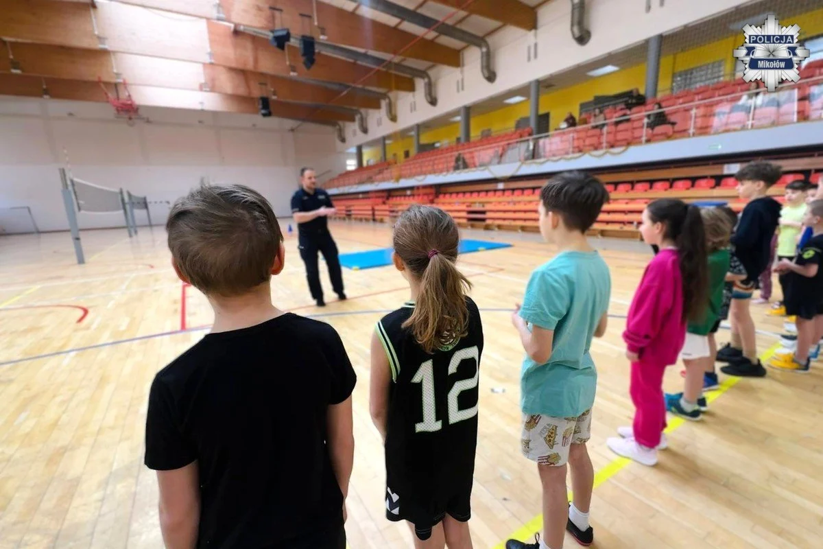 Bezpieczne Ferie 2026 w Mikołowie. Policjanci spotkali się z dziećmi w MOSiR