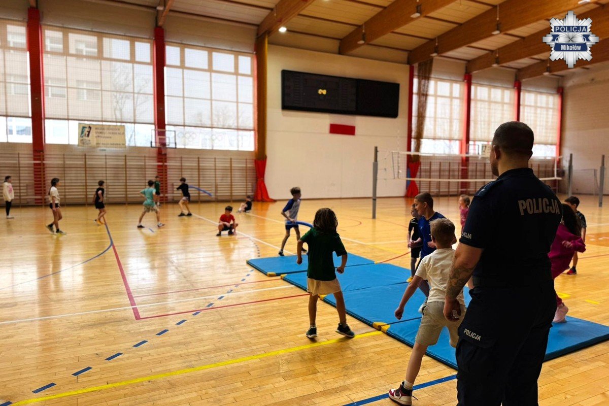 Bezpieczne Ferie 2026 w Mikołowie. Policjanci spotkali się z dziećmi w MOSiR / fot. KPP Mikołow