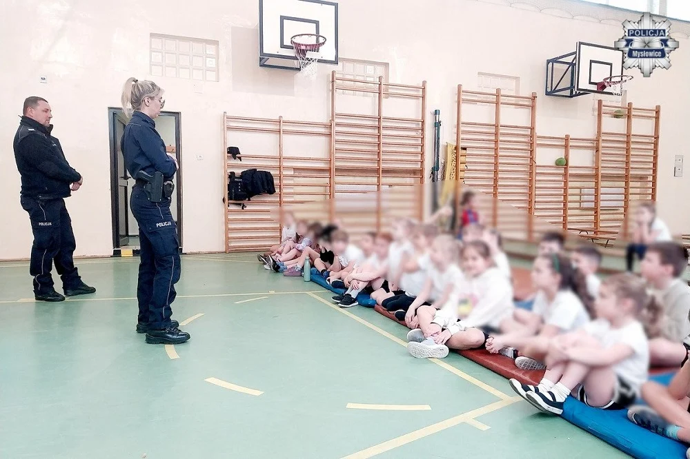 Mysłowickie dzieci uczą się bezpieczeństwa zimą. Dzielnicowi w Szkole Podstawowej nr 10