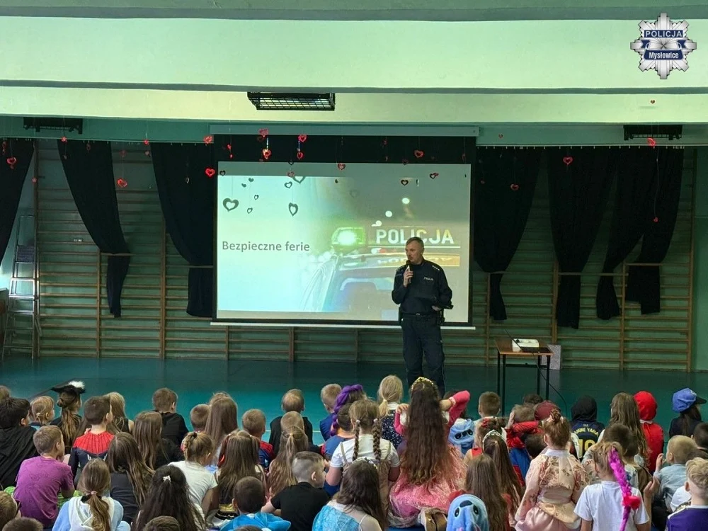Bezpieczne ferie w Mysłowicach. Dzielnicowi odwiedzili SP nr 1