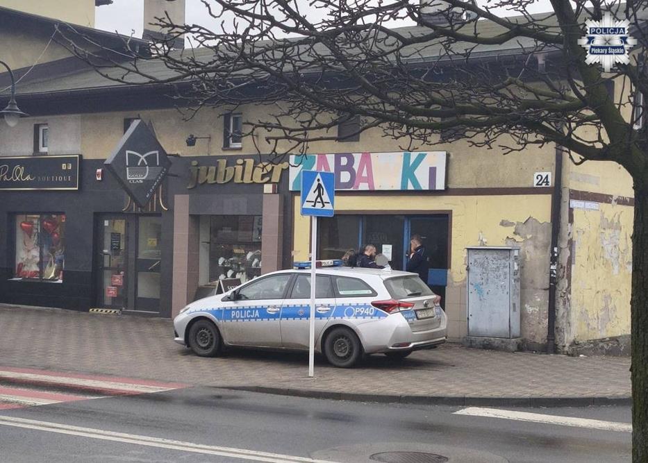 Szybka reakcja policjantów ratuje życie 58-letniej mieszkanki Piekar Śląskich