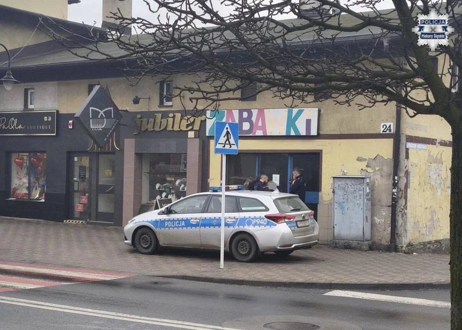 Szybka reakcja policjantów ratuje życie 58-letniej mieszkanki Piekar Śląskich