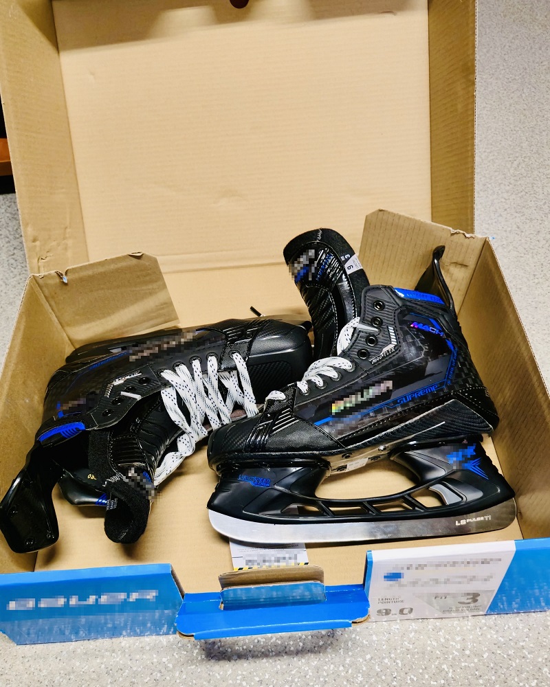 Nielegalne kije i łyżwy z Chin. Podrobiony sprzęt hokejowy przejęty przez policjantów z Rudy Śląskiej / fot. KMP Ruda Śląska