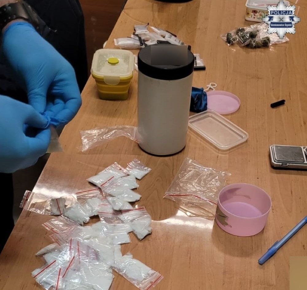 Dwie interwencje jednego dnia - policjanci z Siemianowic Śląskich zabezpieczyli blisko 300 gramów narkotyków 
