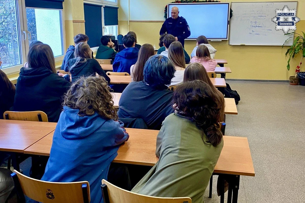 Spotkanie profilaktyczne z uczniami VI Liceum Ogólnokształcącego w Sosnowcu. Profilaktyk uczy, jak reagować na hejt w sieci