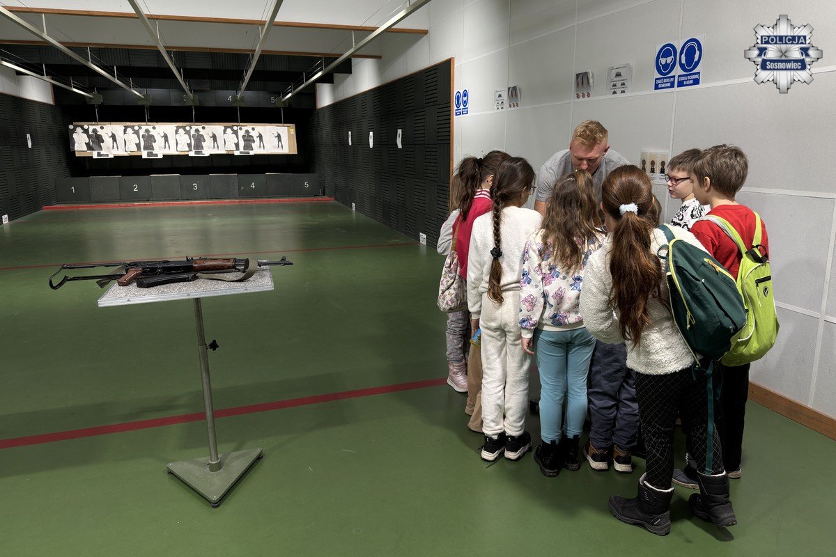 Dzieci z pieczy zastępczej odwiedziły komendę Policji w Sosnowcu / fot. KMP Sosnowiec