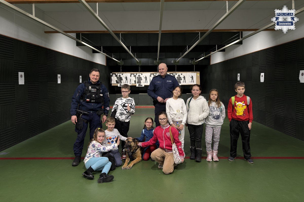 Dzieci z pieczy zastępczej odwiedziły komendę Policji w Sosnowcu