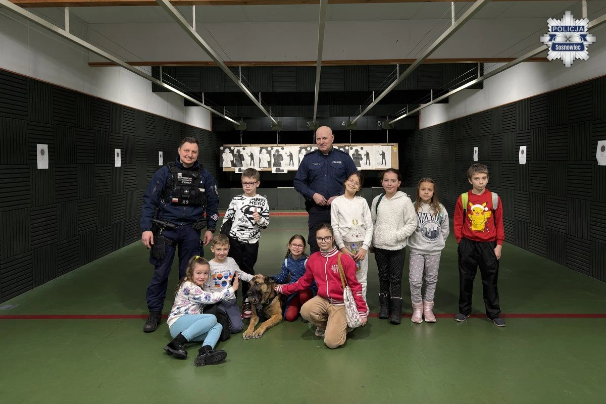 Dzieci z pieczy zastępczej odwiedziły komendę Policji w Sosnowcu