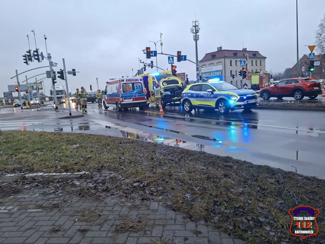 Groźny wypadek w Tychach. Karetka z noworodkiem zderzyła się z osobówką / fot. 112.tychy.pl