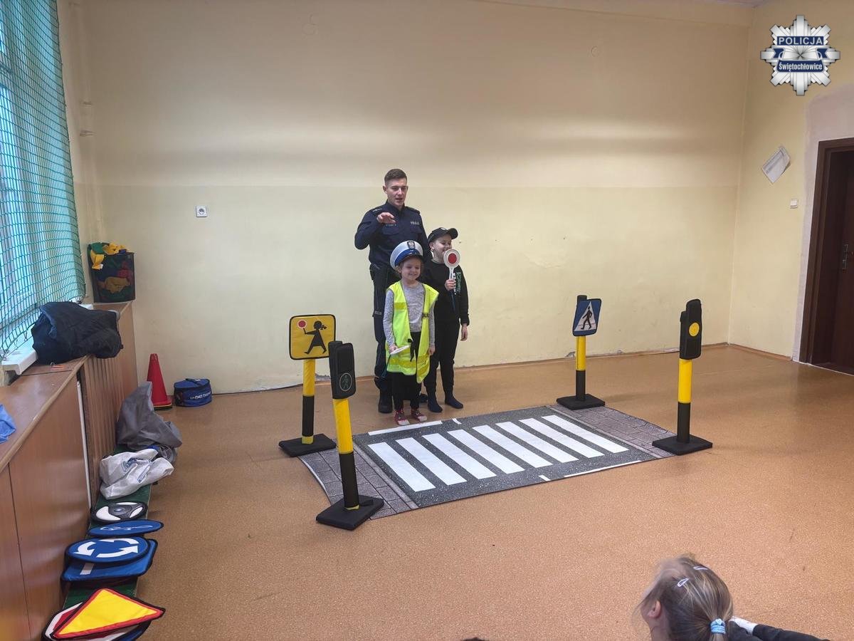 Bezpieczeństwo w ruchu drogowym. Policjanci z wizytą w SP nr 17 w Świętochłowicach / fot. KMP Świętochłowice