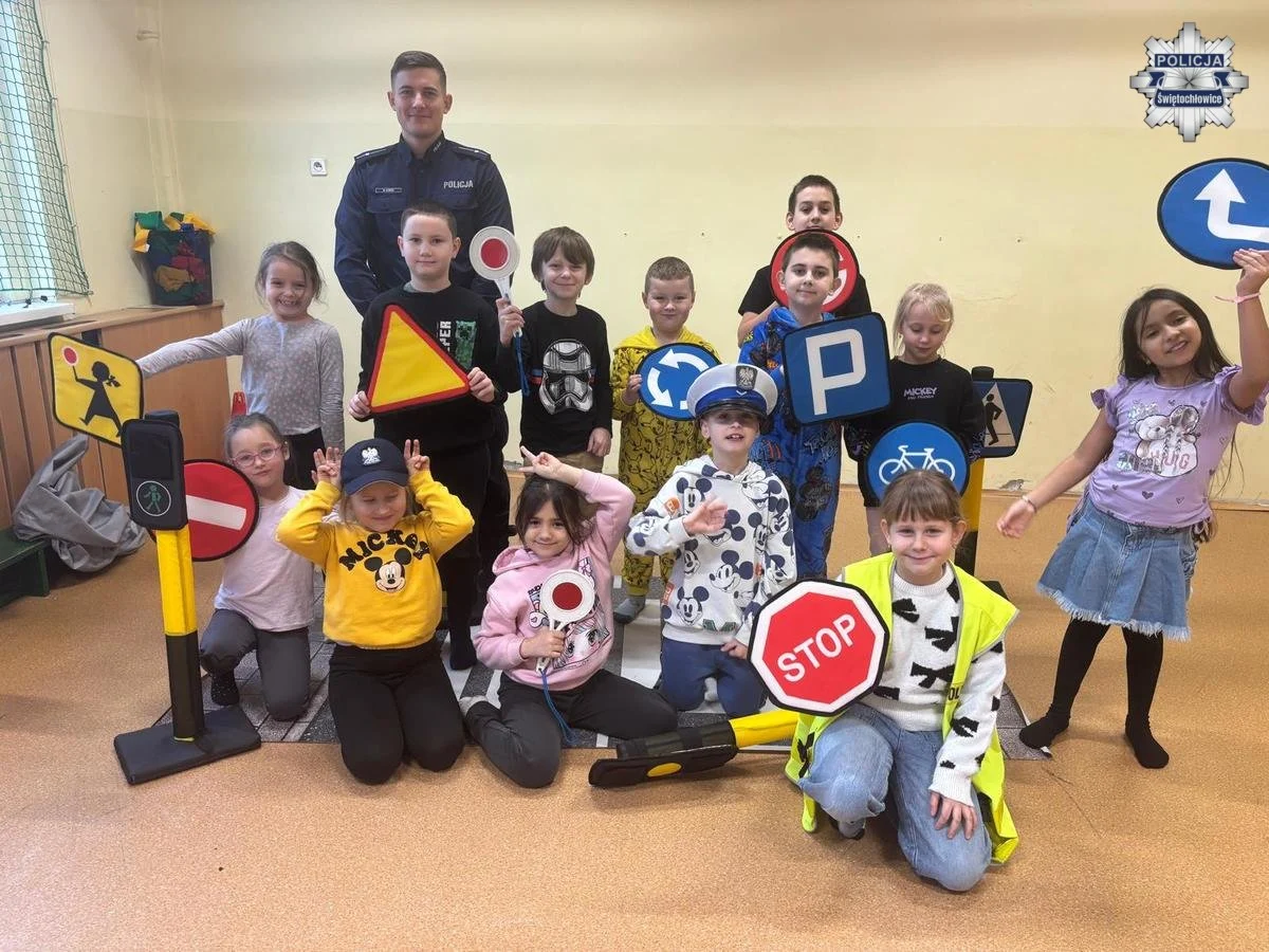 Bezpieczeństwo w ruchu drogowym. Policjanci z wizytą w SP nr 17 w Świętochłowicach