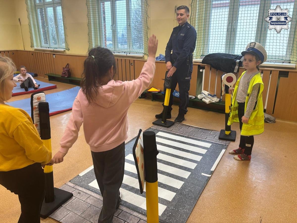 Bezpieczeństwo w ruchu drogowym. Policjanci z wizytą w SP nr 17 w Świętochłowicach / fot. KMP Świętochłowice