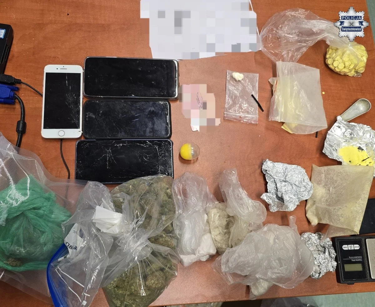 Poszukiwany 43-latek zatrzymany w Świętochłowicach. Narkotyki, broń i nielegalne e-papierosy