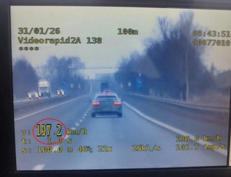 Brawura na drodze ekspresowej. Kierowca straci uprawnienia