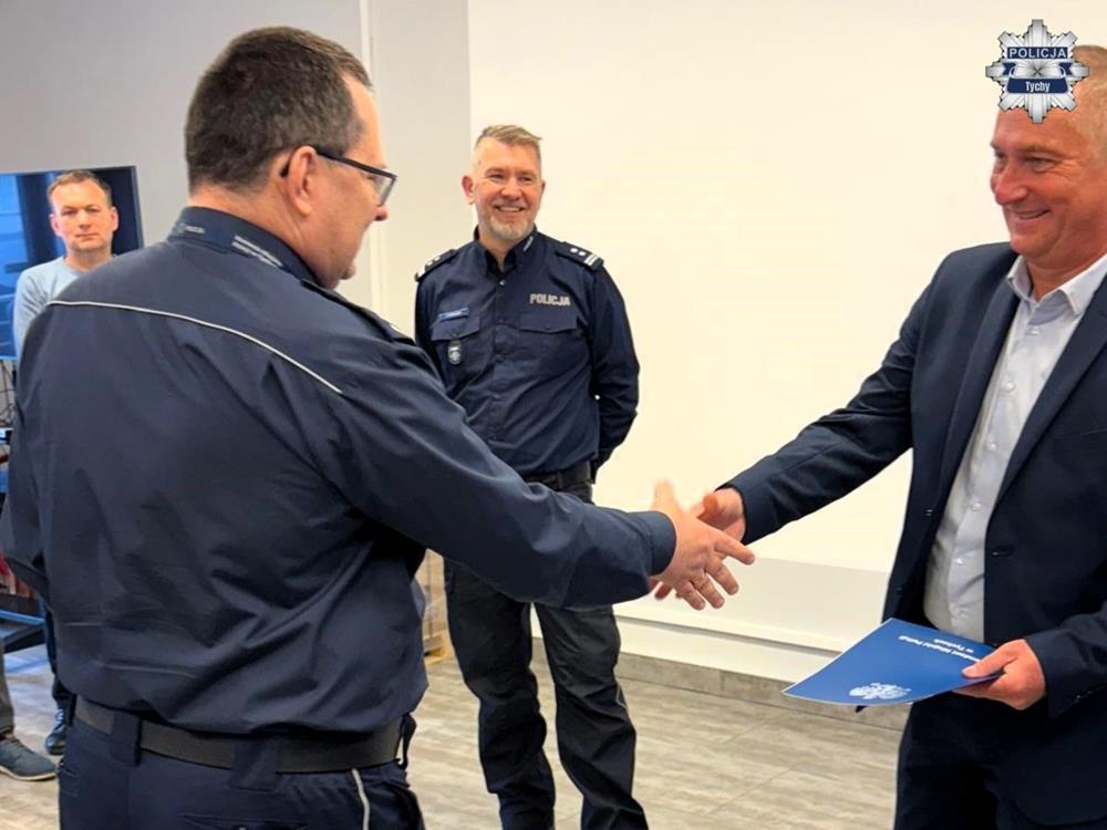 Po 33 latach służby pożegnał się z mundurem. Dyżurny tyskiej policji odchodzi na emeryturę