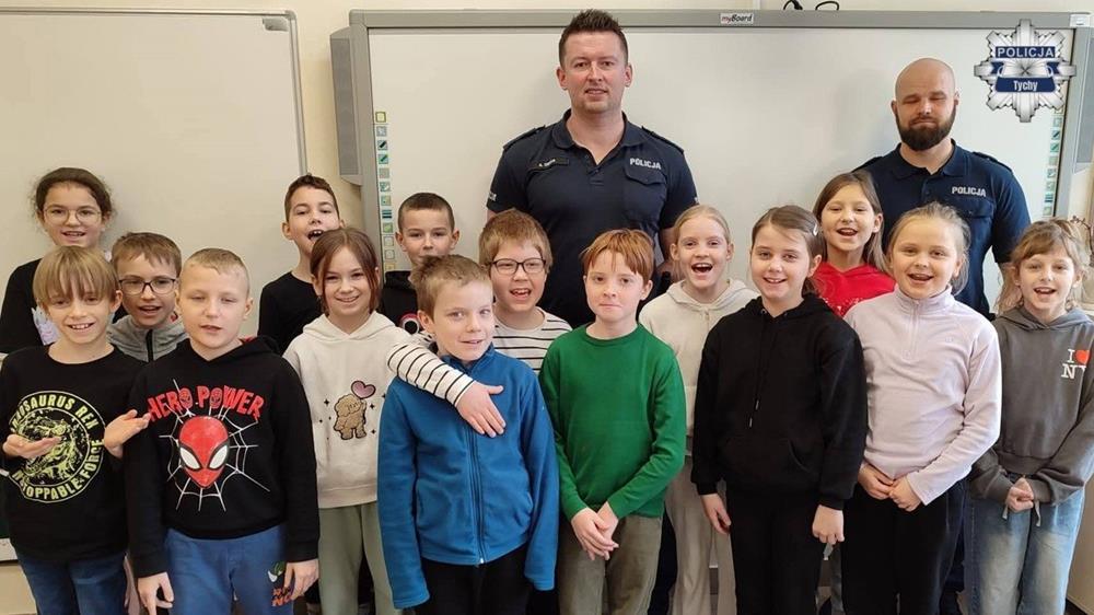 Policjanci uczą dzieci bezpiecznego wypoczynku podczas ferii zimowych