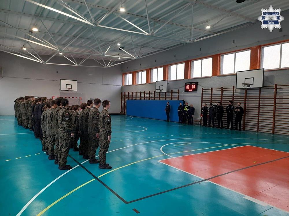 Dzień Taktyczny w Tychach: Policjanci uczą młodzież odpowiedzialności i etyki służby