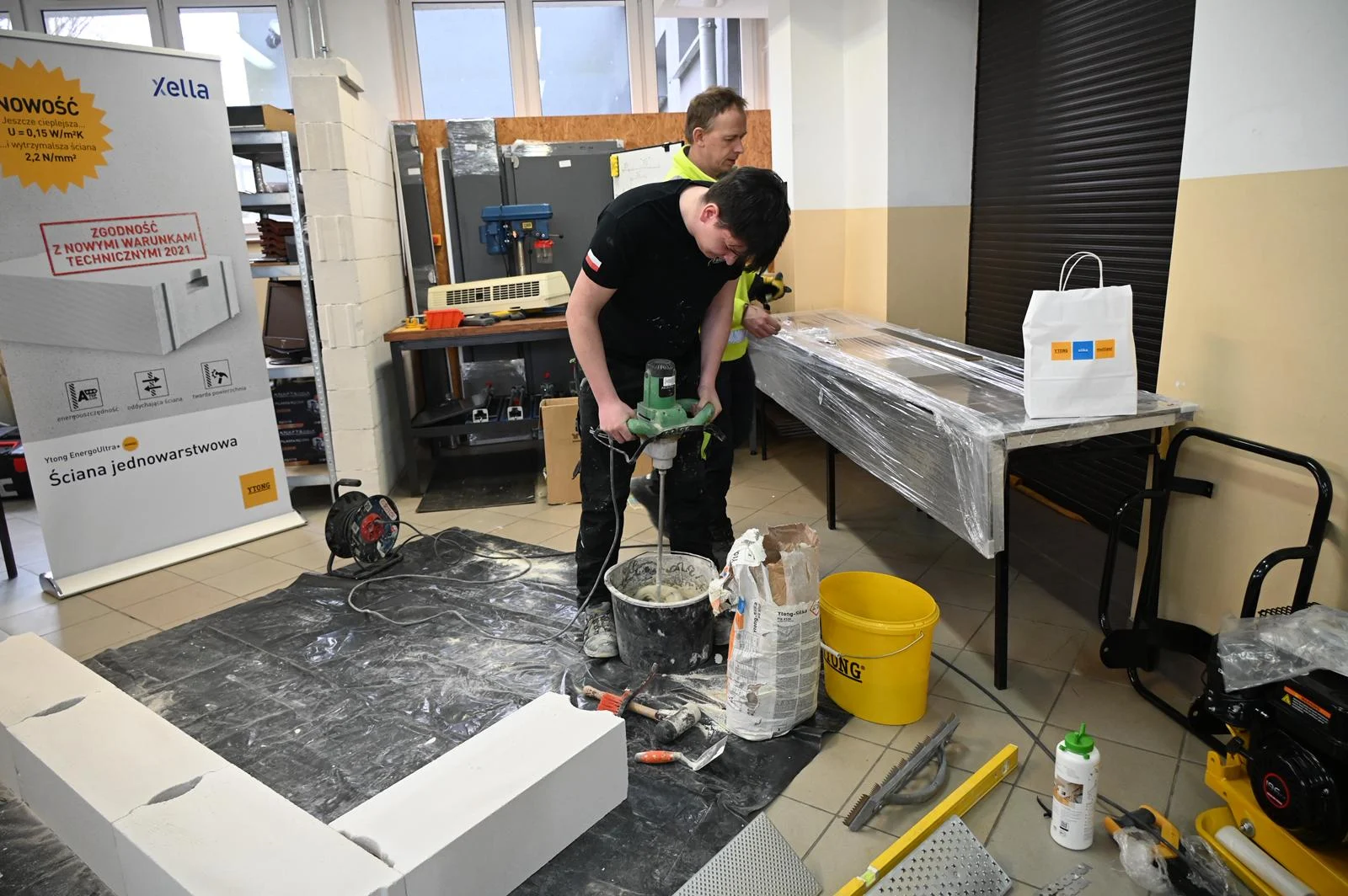 Młodzież z Technikum Budowlanego w Rudzie Śląskiej uczestniczy w szkoleniu technicznym