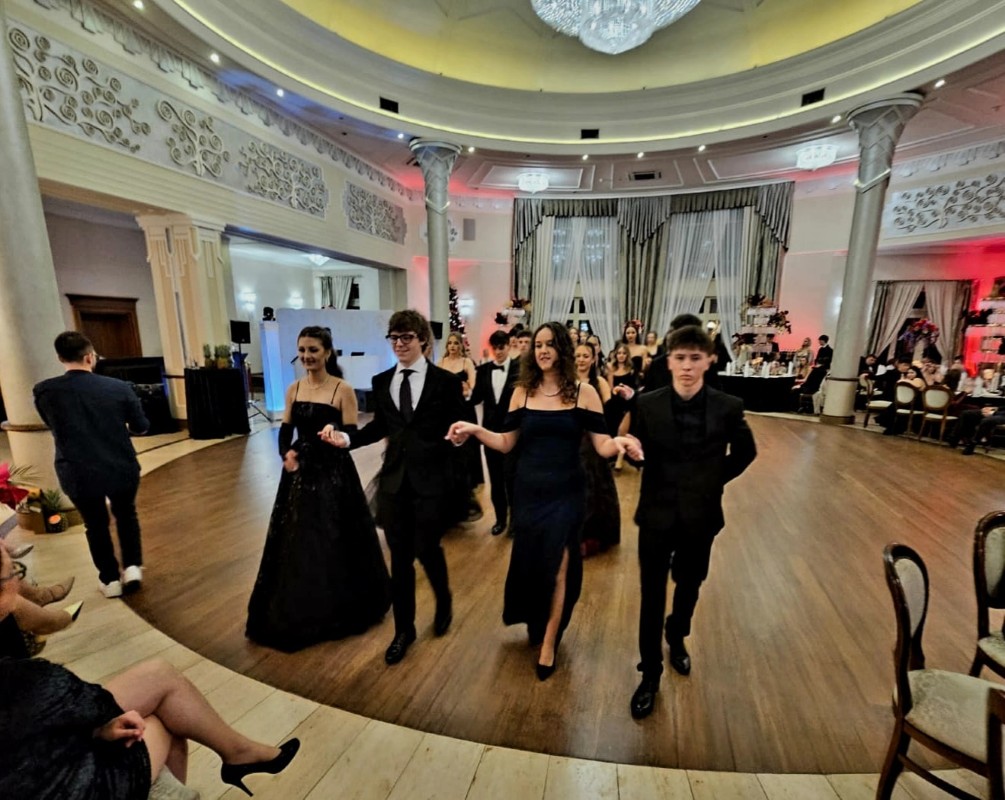 Studniówka I LO w Świętochłowicach. Bal maturzystów z udziałem prezydenta miasta