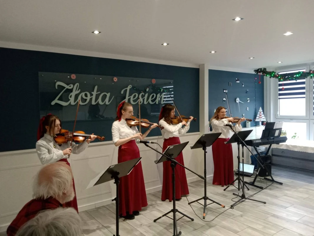 Koncert młodych artystów MDK wzruszył seniorów z MDPS „Złota Jesień” / fot. MDK Świętochłowice FB