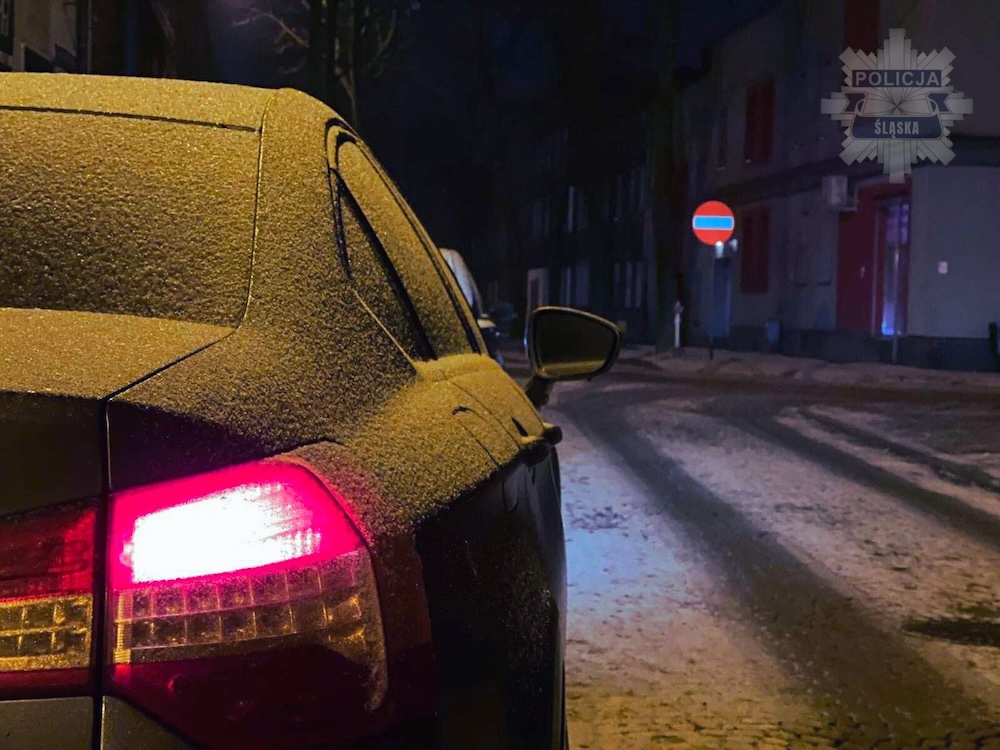 Śliskie nawierzchnie na drogach Śląska: apel o ostrożność