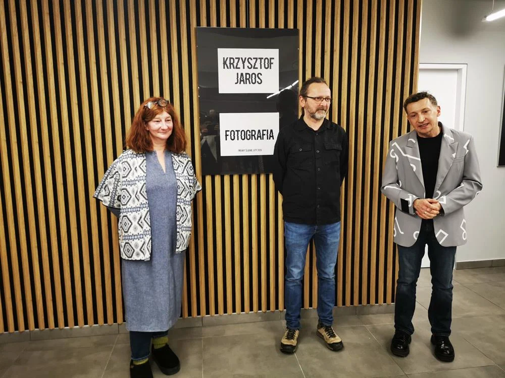 Dziesięć lat w obiektywie. Wernisaż fotografii Krzysztofa Jarosa w bibliotece
