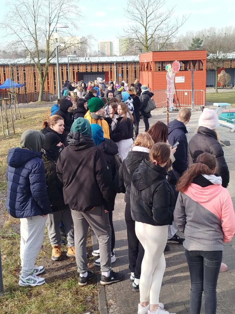 Bezpieczne ferie w Świętochłowicach. Służby spotkały się z dziećmi na basenie / fot. OSiR Skałka FB