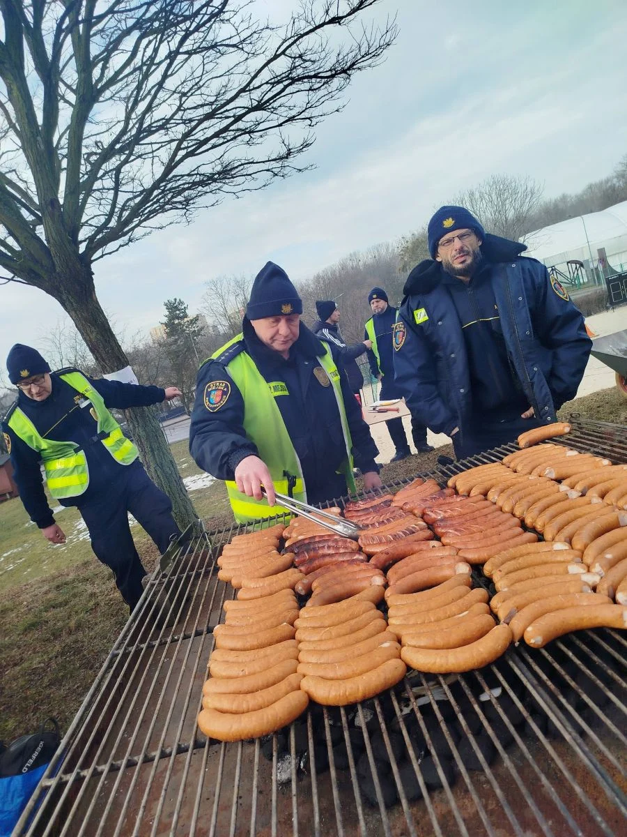 Bezpieczne ferie w Świętochłowicach. Służby spotkały się z dziećmi na basenie / fot. OSiR Skałka FB