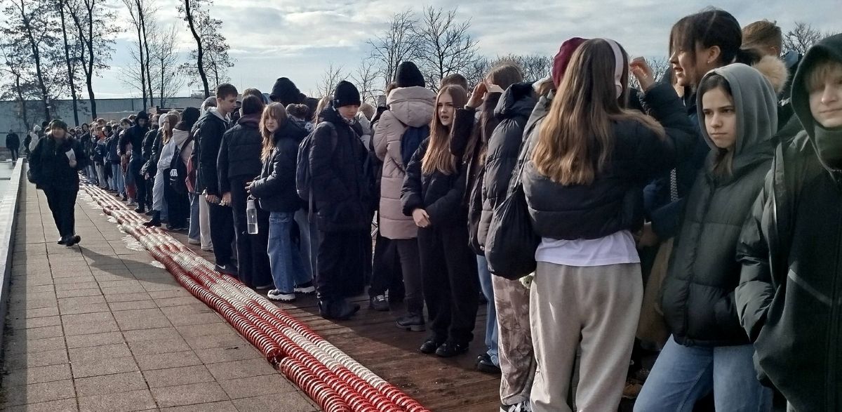 Bezpieczne ferie w Świętochłowicach. Służby spotkały się z dziećmi na basenie