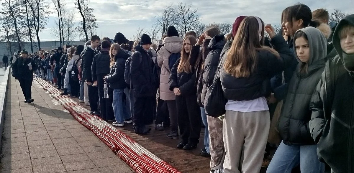 Bezpieczne ferie w Świętochłowicach. Służby spotkały się z dziećmi na basenie