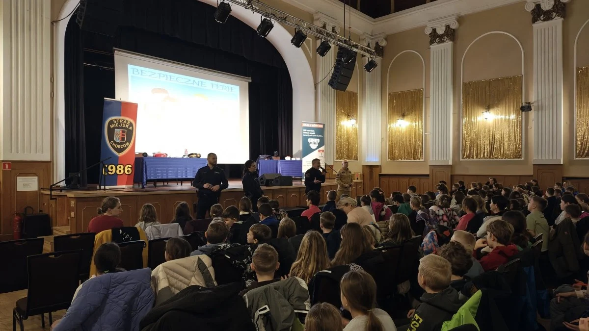 Bezpieczne Ferie 2026 w Chorzowie. Mundurowi uczą dzieci, jak unikać zagrożeń