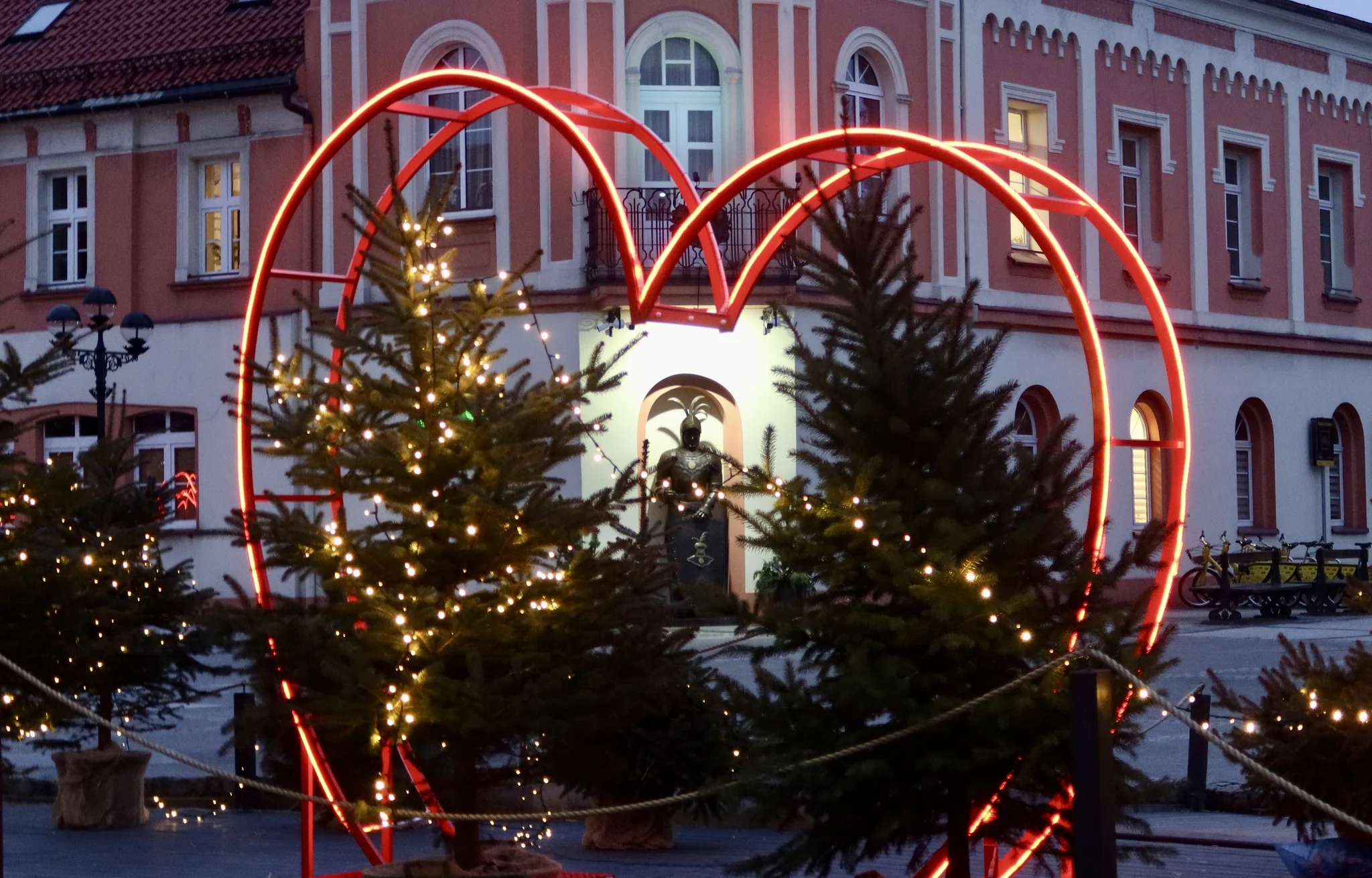 Walentynkowe dekoracje na rynku w Mikołowie