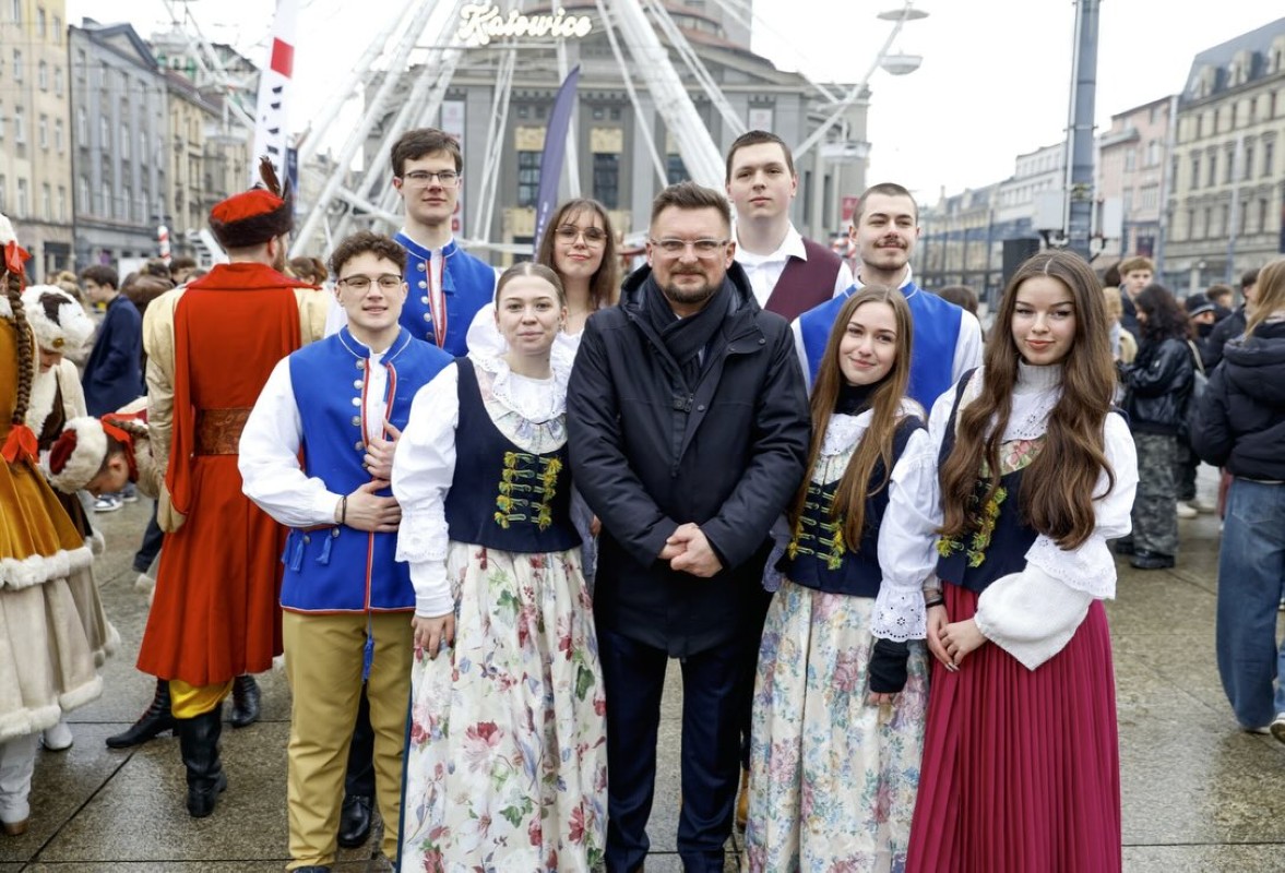Polonez maturzystów na Rynku w Katowicach. 600 uczniów rozpoczęło odliczanie do matury
