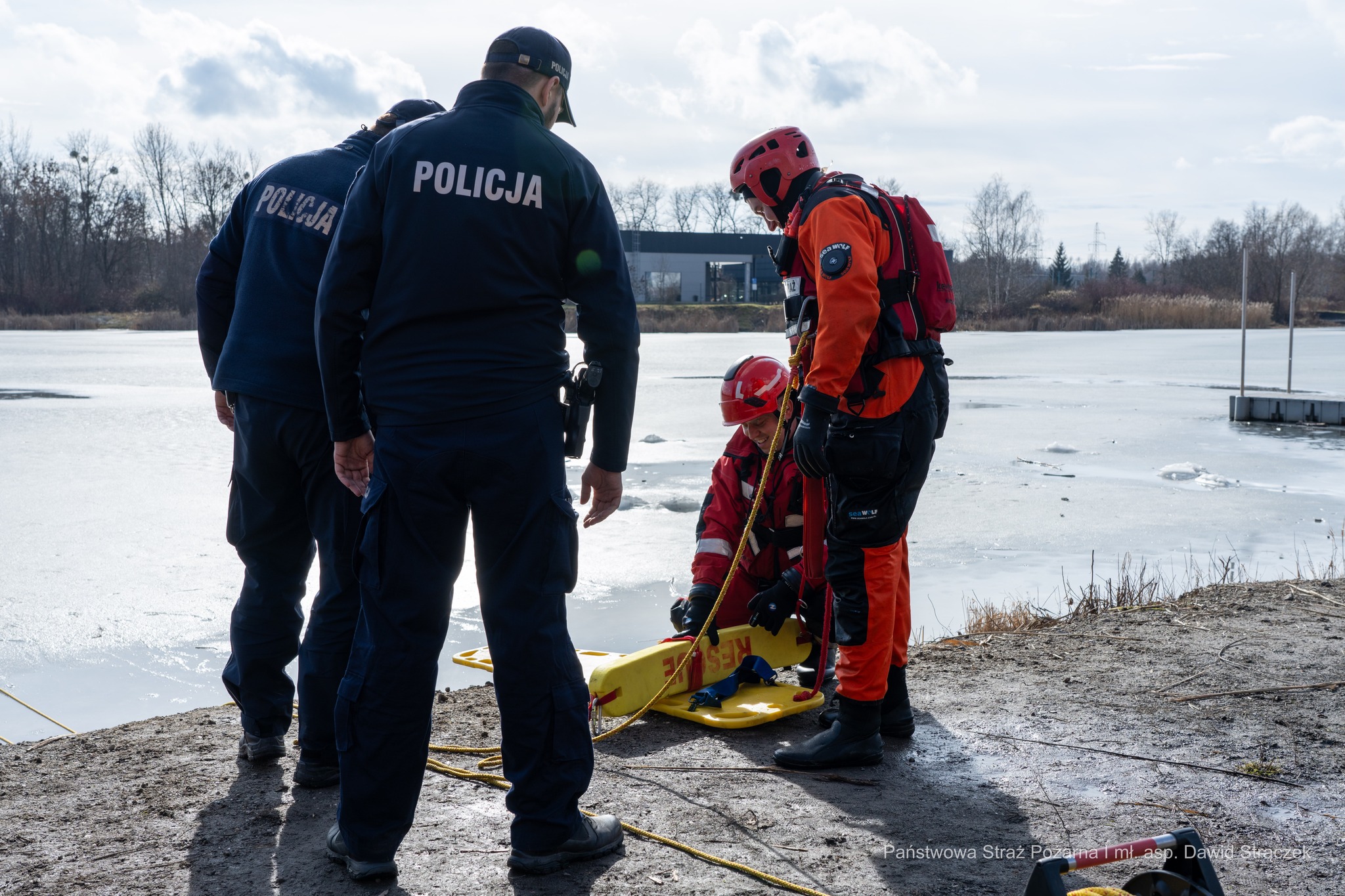 Ćwiczenia ratownictwa lodowego PSP na stawie Kokotek / fot. mł. asp. Dawid Strączek