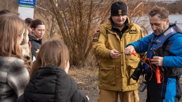 Ćwiczenia ratownictwa lodowego na stawie Kokotek. Strażacy szkolili młodzież w Rudzie Śląskiej