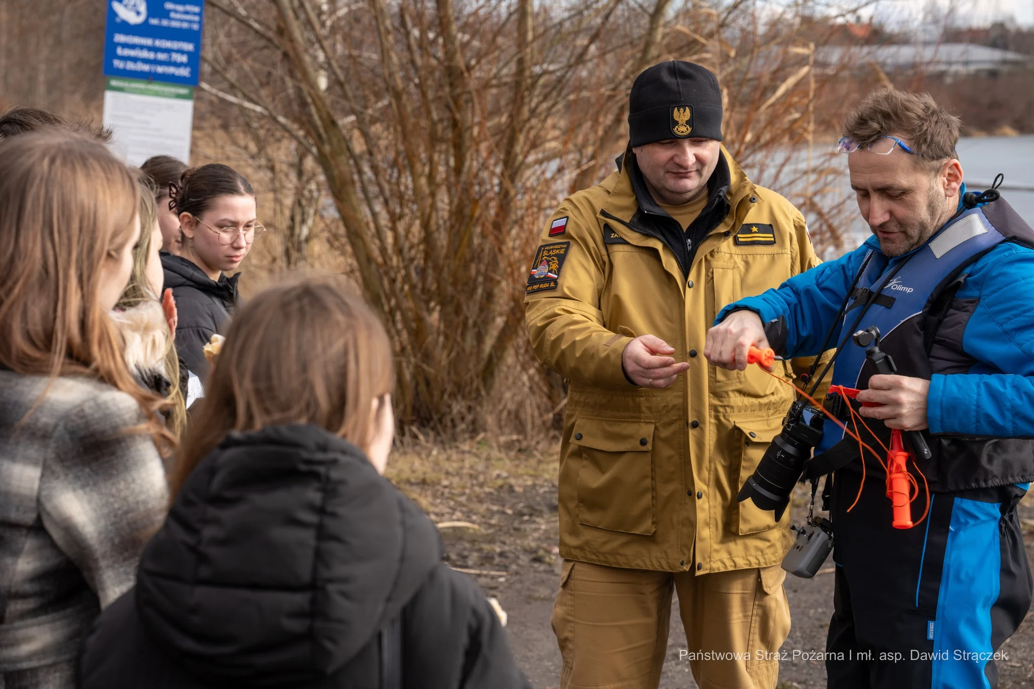 Ćwiczenia ratownictwa lodowego na stawie Kokotek. Strażacy szkolili młodzież w Rudzie Śląskiej