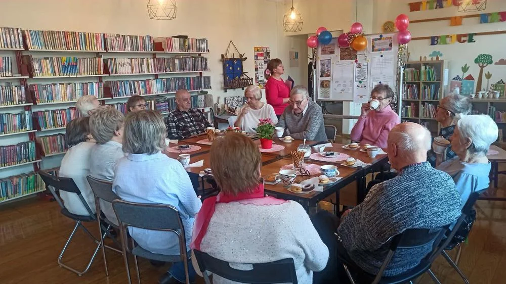 Seniorzy z Mysłowic odwiedzili bibliotekę – zabawa z okazji Tłustego Czwartku