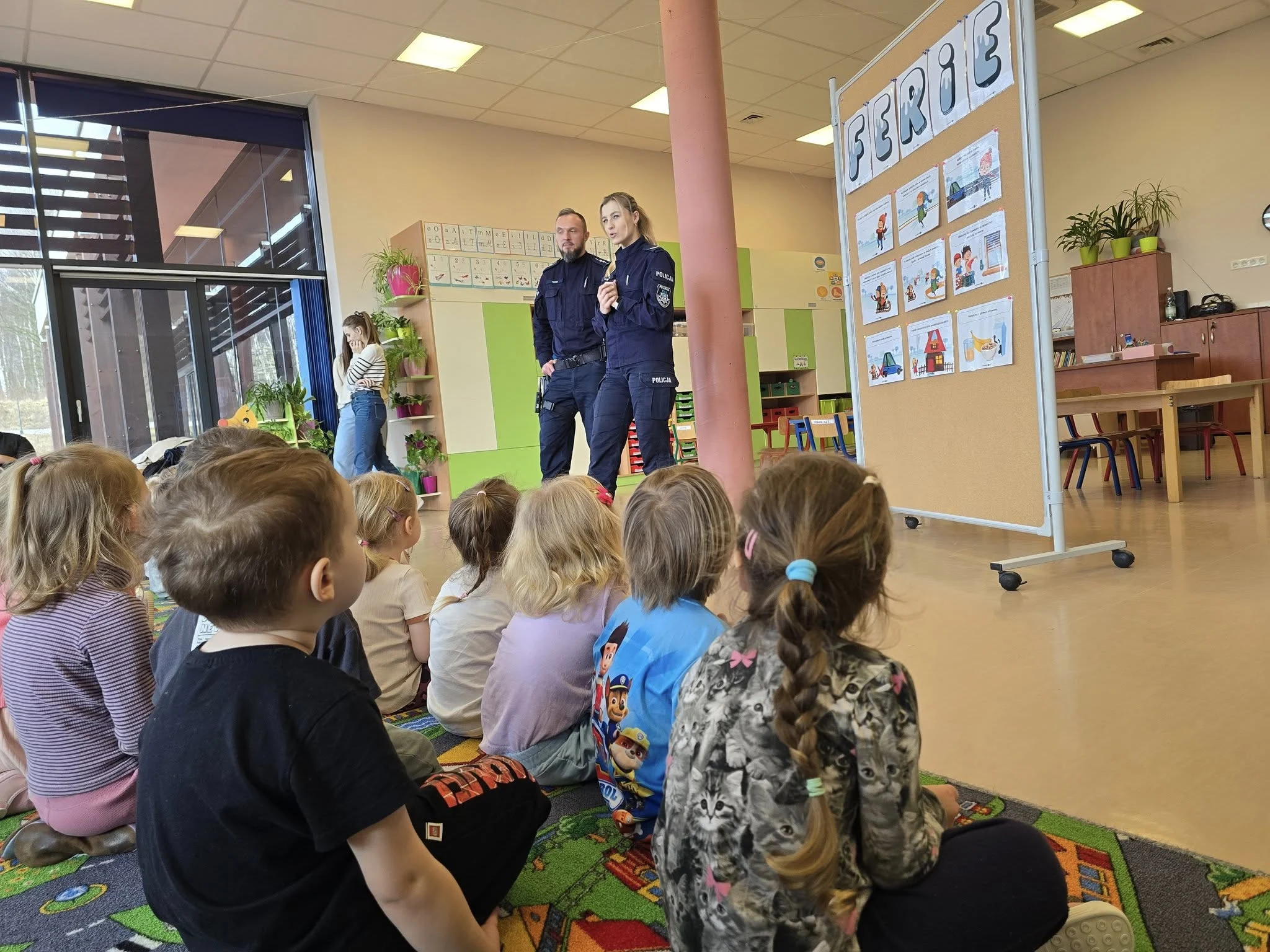 Policjanci z Mikołowa odwiedzili Przedszkole nr 10. Rozmowa o bezpieczeństwie przed feriami