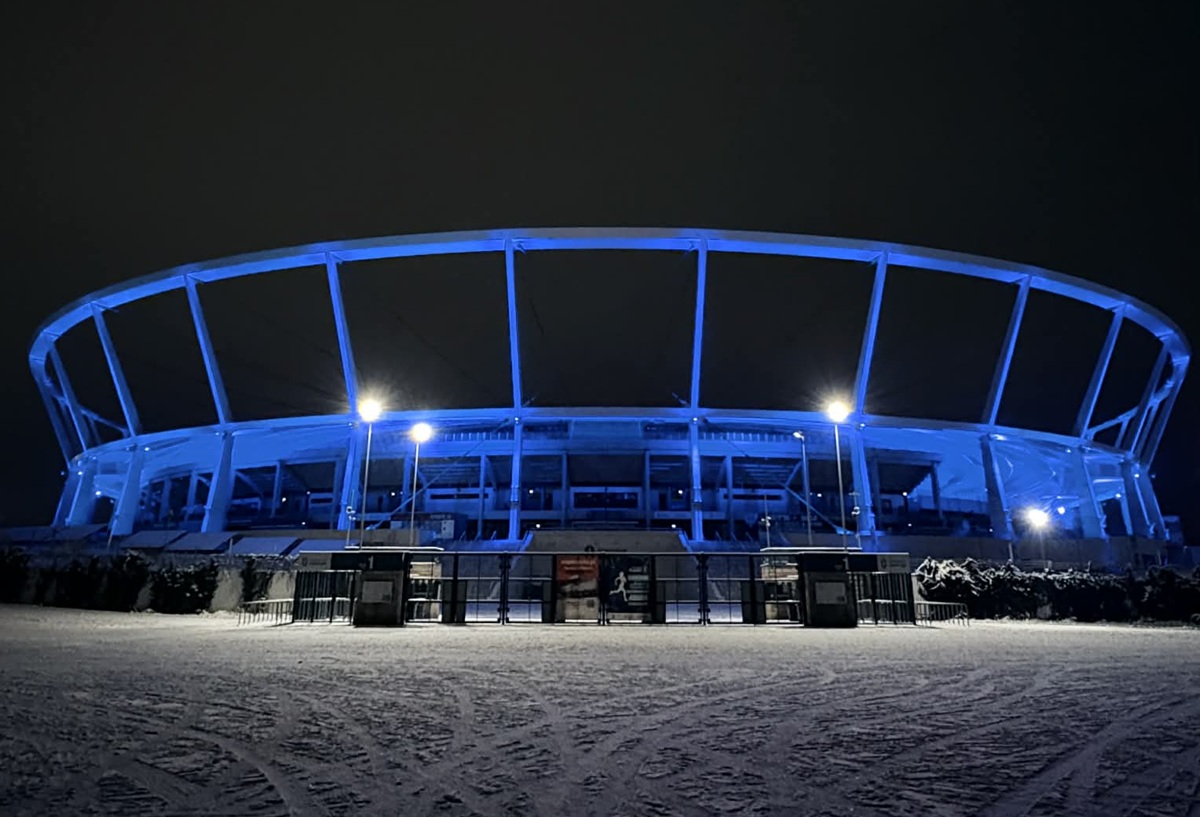Stadion Śląski w Chorzowie rozświetlony na niebiesko. Akcja „Light Up Blue”