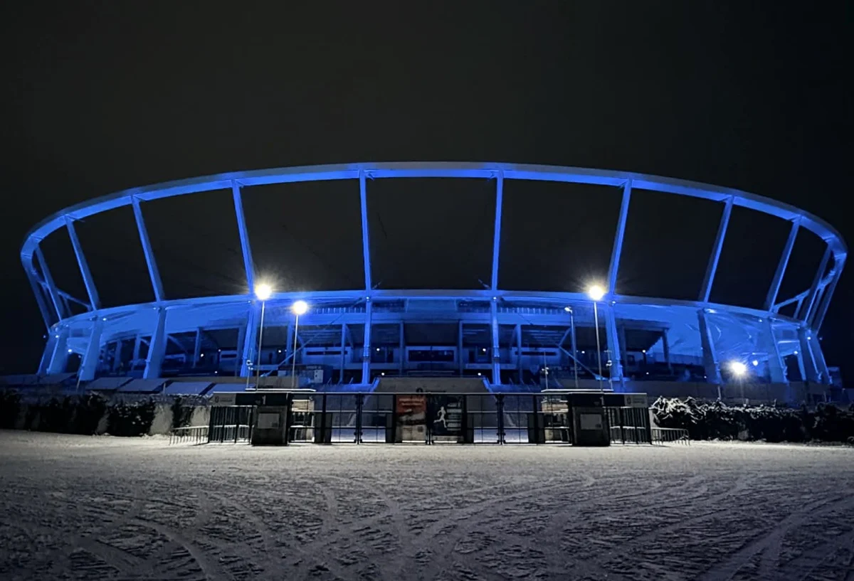 Stadion Śląski w Chorzowie rozświetlony na niebiesko. Akcja „Light Up Blue”