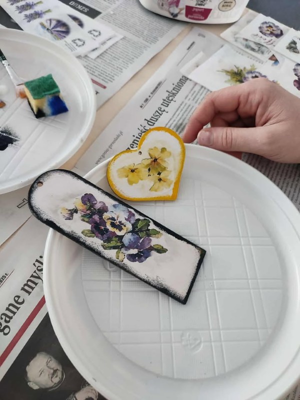 Ferie w MBP Świętochłowice. Dzieci poznały technikę decoupage i stworzyły wyjątkowe zakładki oraz serduszka / fot. MBP Świętochłowice FB