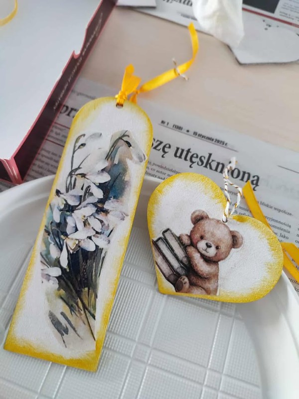 Ferie w MBP Świętochłowice. Dzieci poznały technikę decoupage i stworzyły wyjątkowe zakładki oraz serduszka / fot. MBP Świętochłowice FB