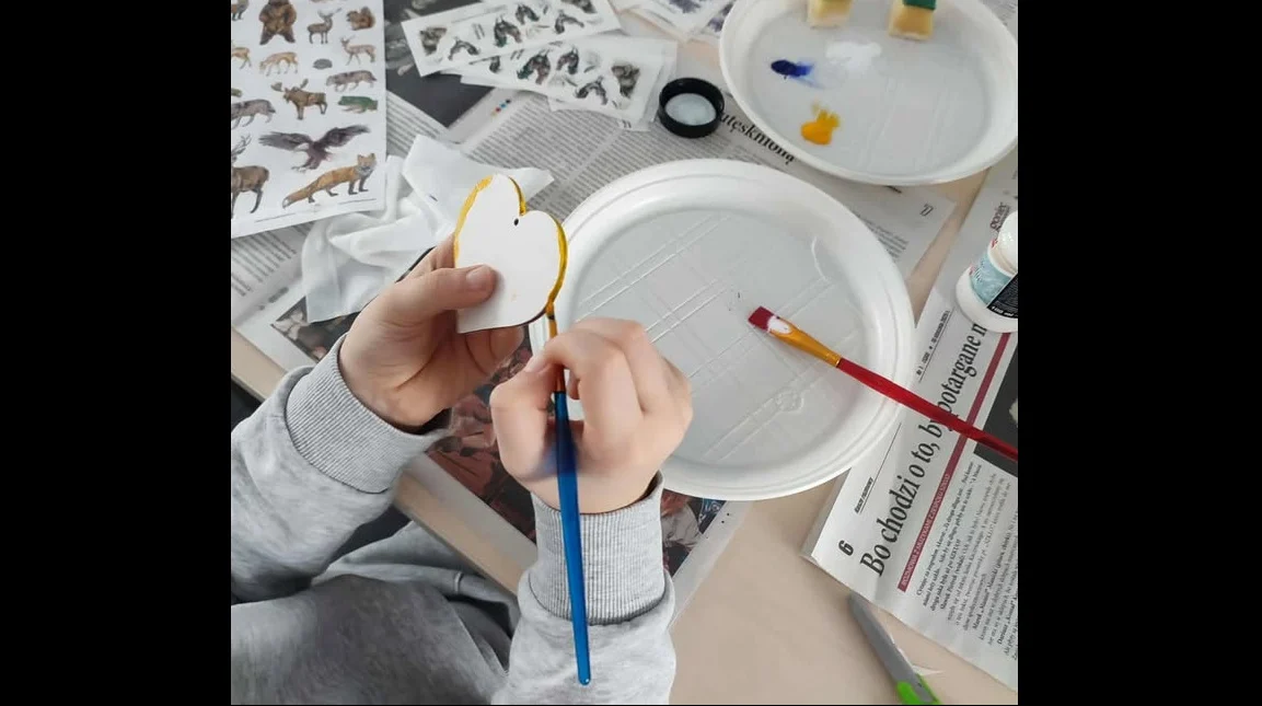 Ferie w MBP Świętochłowice. Dzieci poznały technikę decoupage i stworzyły wyjątkowe zakładki oraz serduszka