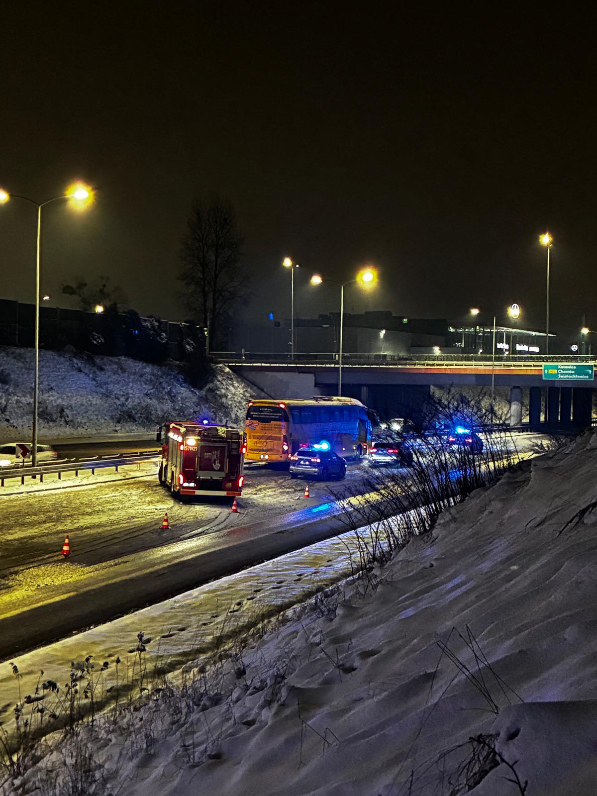 Kolizja na DTŚ w Rudzie Śląskiej. Dwa samochody osobowe zderzyły się z autokarem, w którym podróżowało 29 osób