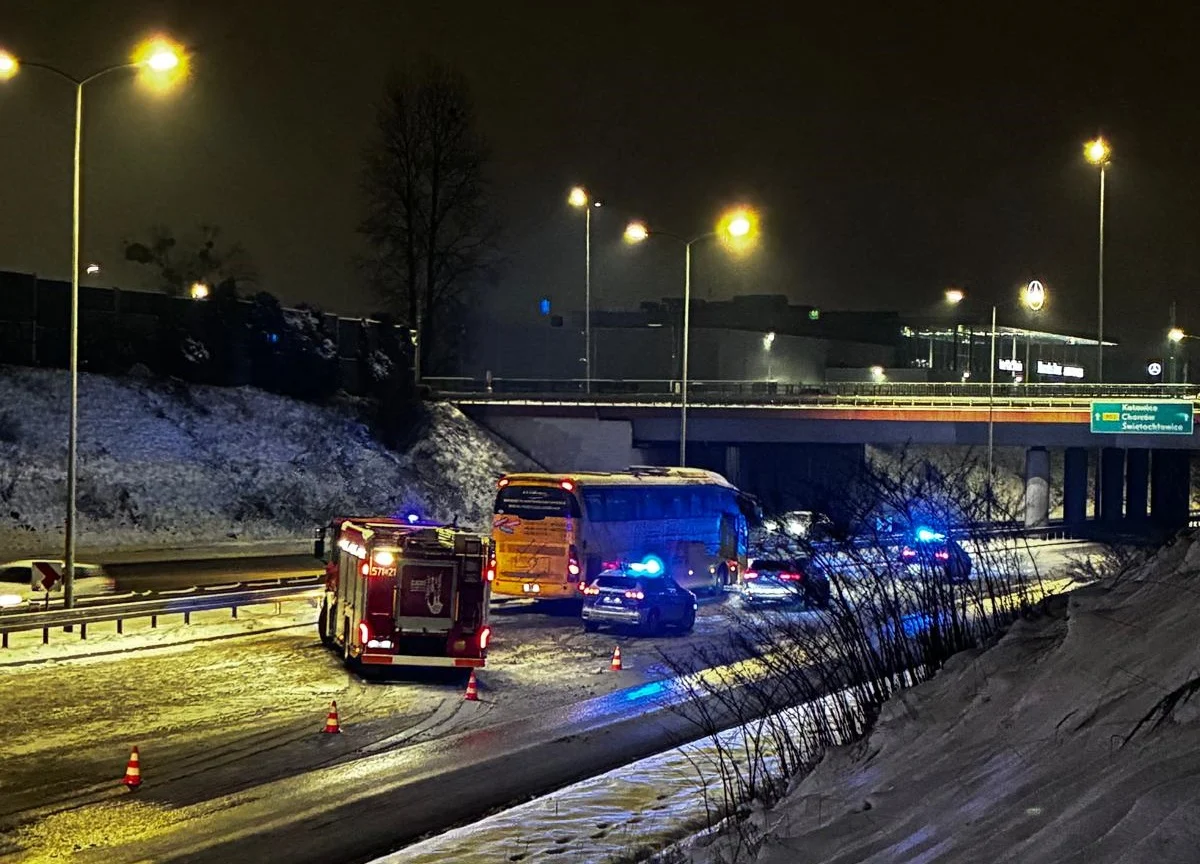 Kolizja na DTŚ w Rudzie Śląskiej. Dwa samochody osobowe zderzyły się z autokarem, w którym podróżowało 29 osób