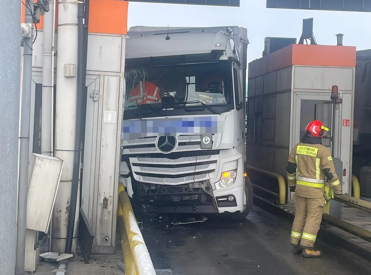 Utrudnienia na A4. Ciężarówka uszkodziła bramkę na PPO Żernica