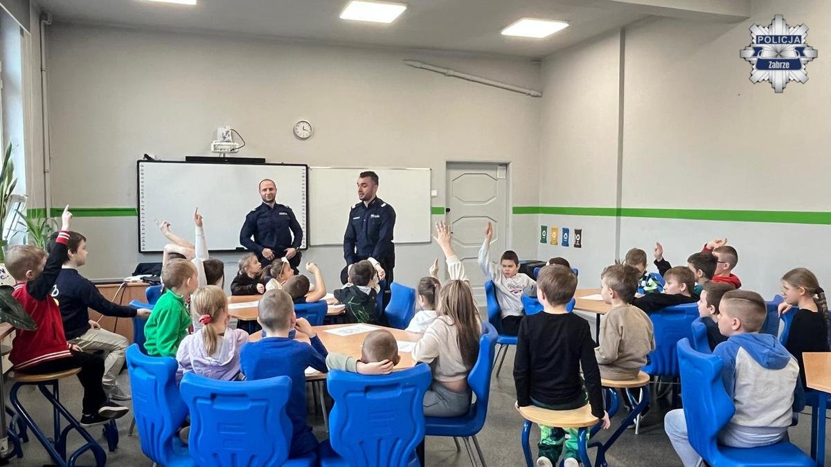 „Dzielnicowi z Zabrza w szkołach przed feriami / fot. KMP Zabrze