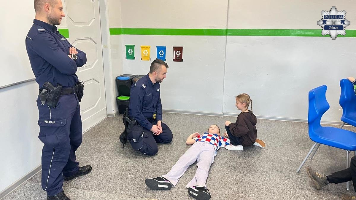 „Dzielnicowi z Zabrza w szkołach przed feriami / fot. KMP Zabrze