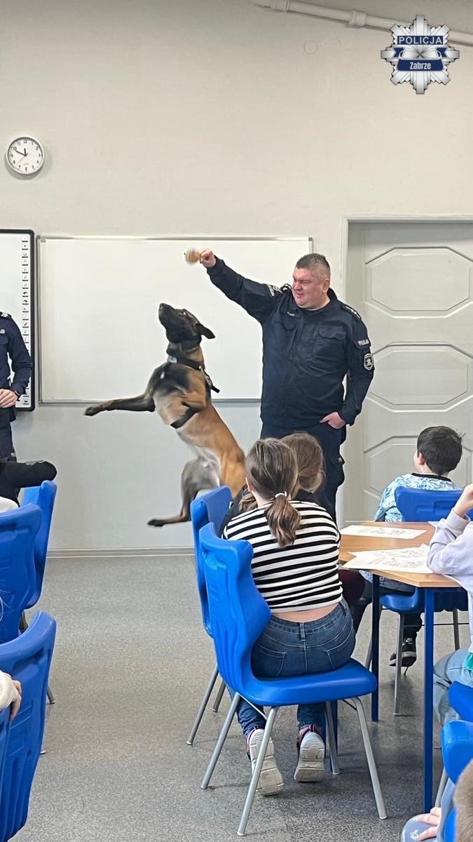 „Dzielnicowi z Zabrza w szkołach przed feriami / fot. KMP Zabrze